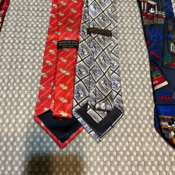 9 vintage Looney Tunes/Disney, Postage Stamp, Tabasco ,Christmas, etc, neck ties - Picture 9 of 9